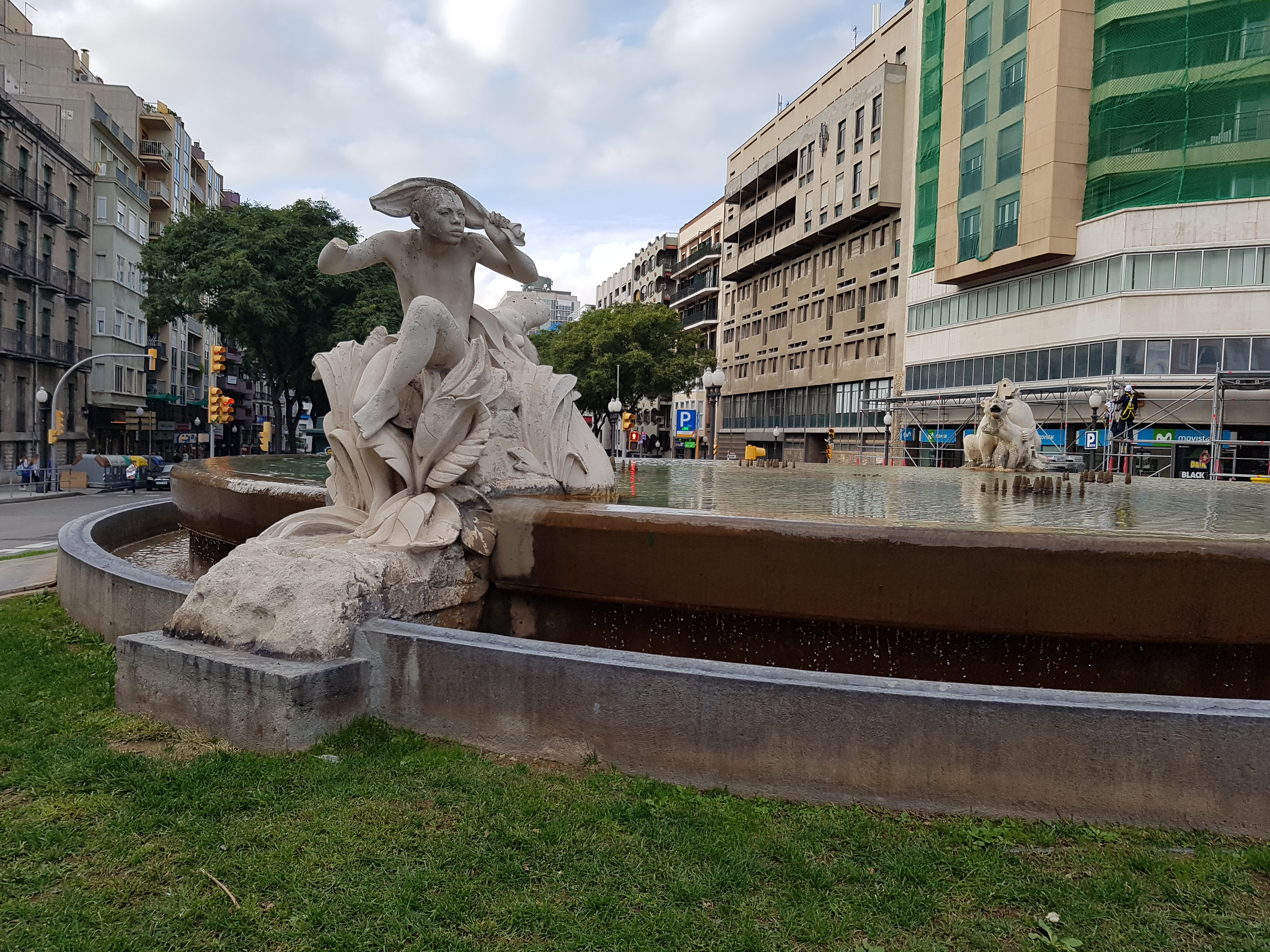 En marxa la restauració del cap i de la mà trencats de la Font del Centenari de la Rambla Nova de Tarragona