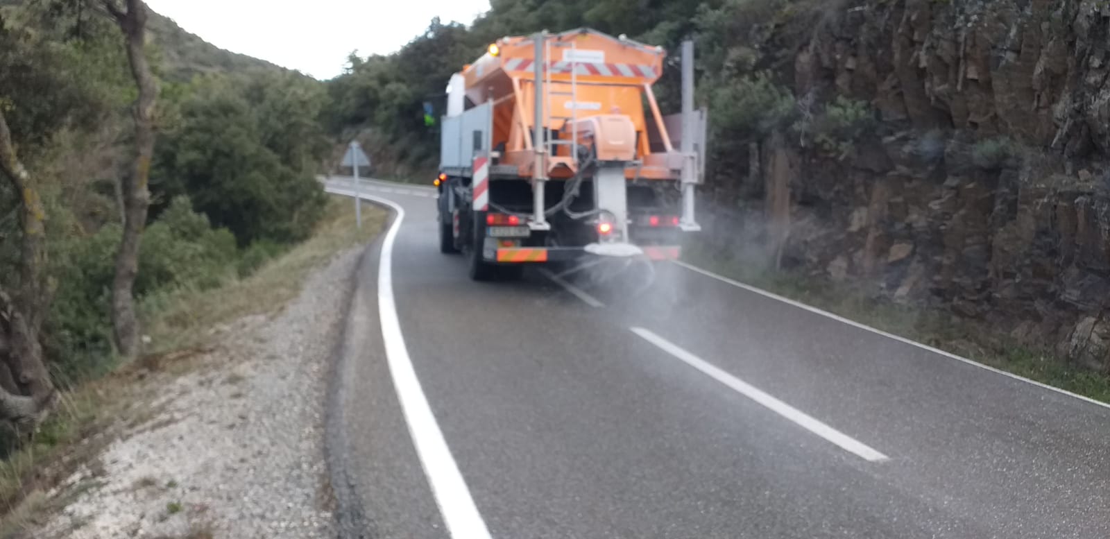 Les brigades de carreteres de la Diputació intensifiquen les tasques de gestió preventiva per minimitzar els efectes  del fred a la xarxa viària