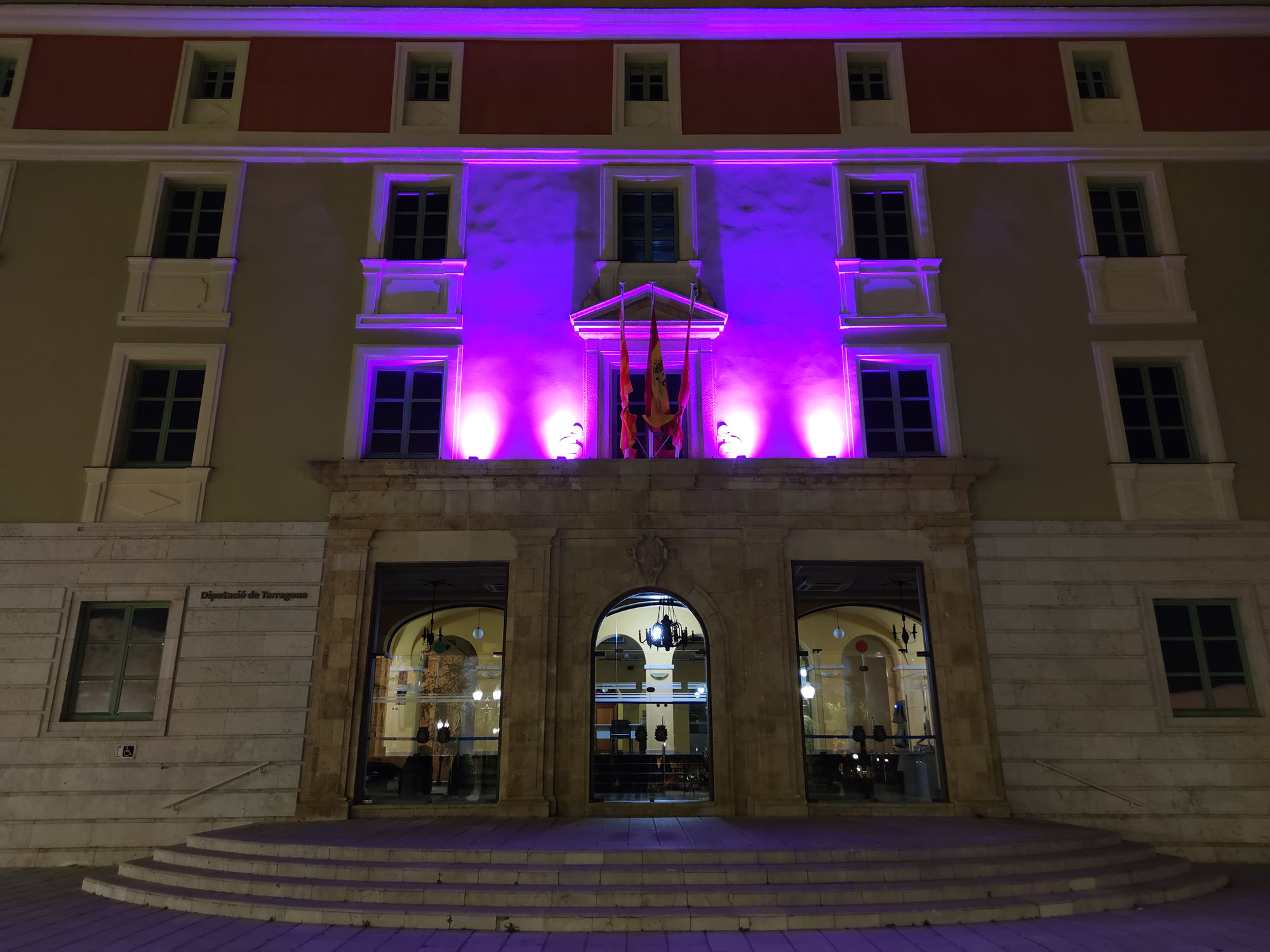 La  façana del Palau de la Diputació de Tarragona s'il·lumina de color lila per commemorar el 8 de març
