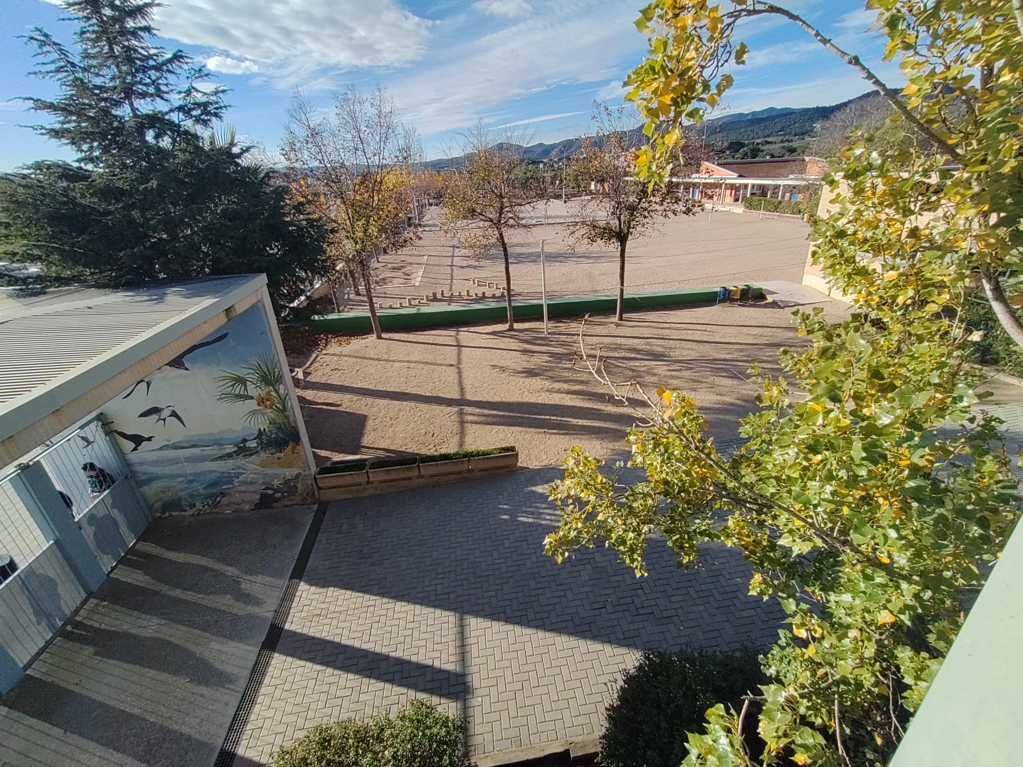 Pati de l'escola municipal Les Cometes de Llorenç del Penedès on està previst realitzar el projecte 
