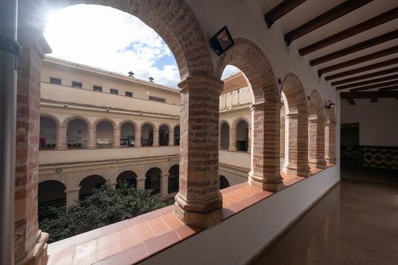 Vistes al pati del Convent des de l'Escola d'Art i Cultura