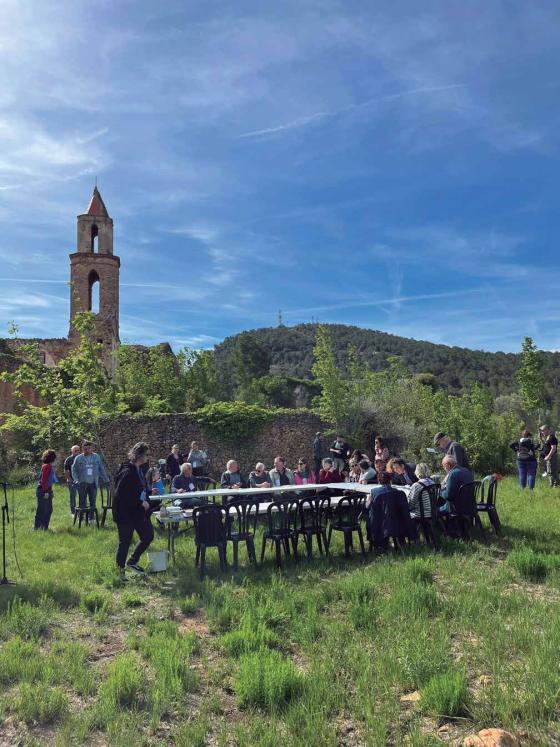 Sessió de Manuel Moranta per crear l'inventari amb antics habitants de Marmellar, el grup excursionista Campi qui Pugui, representants de l'Ajuntament del Montmell i altres persones col·laboradores