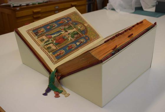 Carpeta suport penjada a la pinta d’un dipòsit. (Foto: CR.)