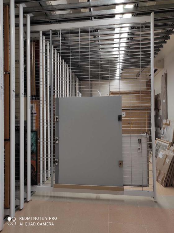 Carpeta suport penjada a la pinta d’un dipòsit. (Foto: CR.)