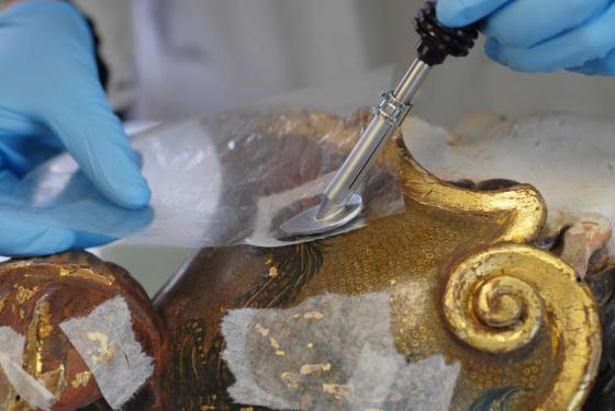 Fixació d'una escultura amb espàtula calenta