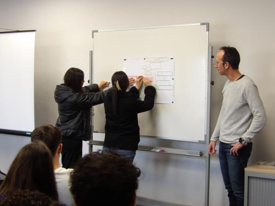 L'alumnat de 1r de batxillerat de l'INS CAMPCLAR realitzant l'activitat