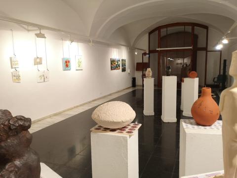 L’alumnat del Taller d'Art de la Diputació a Valls mostra les seves creacions de ceràmica, pintura i escultura en una exposició oberta al públic