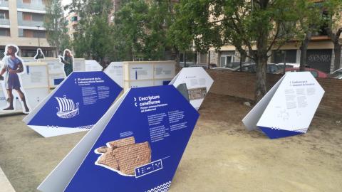 Una exposició sobre l’origen de l’alfabet recorre la demarcació amb motiu de Sant Jordi