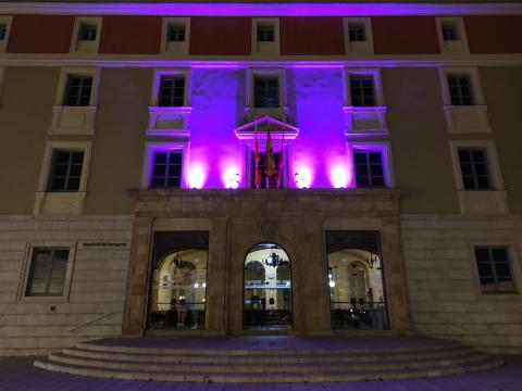 La  façana del Palau de la Diputació de Tarragona s'il·lumina de color lila per commemorar el 8 de març