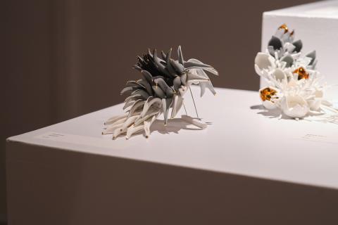 L’Escola d’Art de la Diputació a Tortosa reobre l’exposició de joieria artística ‘The garden of delights’ de la dissenyadora Raluca Buzura