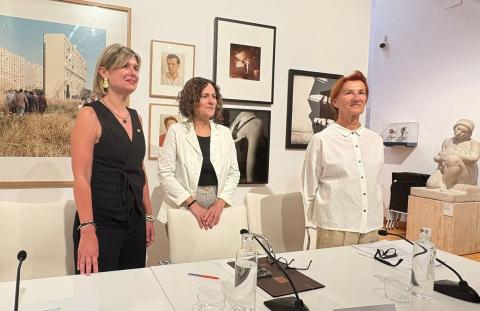 Noemí Llauradó, Sònia Hernández i Chantal Grande, durant la presentació de l'adquisició, aquest dijous al MAMT