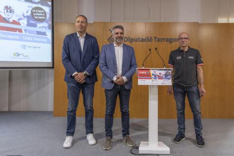 Berni Ávarez, Carlos Brull i Miguel Ángel Iglesias, durant la presentació de la quarta etapa