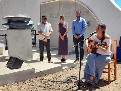 Un moment de la inauguració, al cementiri municipal de Maspujols