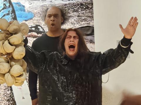 Mariaelena Roqué, en un moment de la 'performance' realitzada durant la inauguració de l'exposició