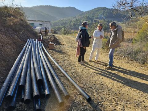 La presidenta de la Diputació, durant la visita a Riudecols