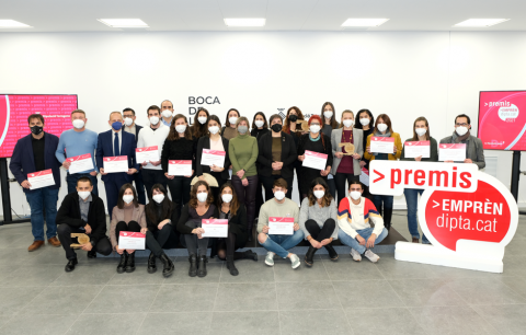 Foto de familia de tots els guardonats als Premis Emprèn 2021 de la Diputació 