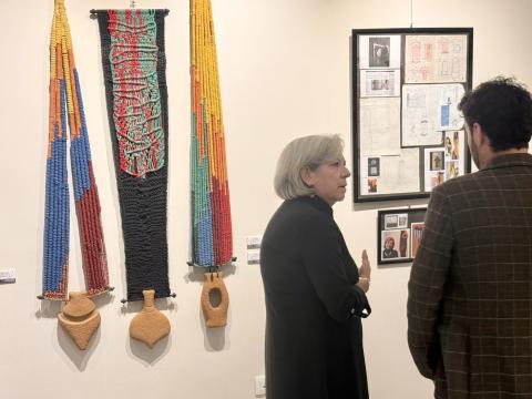 Fotografia de l'artista i l'exposició