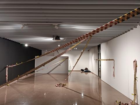 muntatge de l'exposició a l'Escola d'Art i Cultura