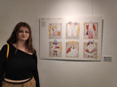 L'alumna Clara Hernández amb les il·lustracions del seu projecte 'La lluna es vesteix de gala'