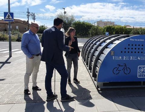 La presidenta de la Diputació, l'alcalde i un regidor de Cunit visiten els nous aparcaments Bicibuc