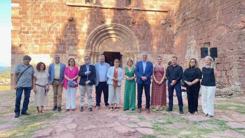 Foto de família de les autoristats davant de l'esglèsia de Sant Miquel d'Escornalbou