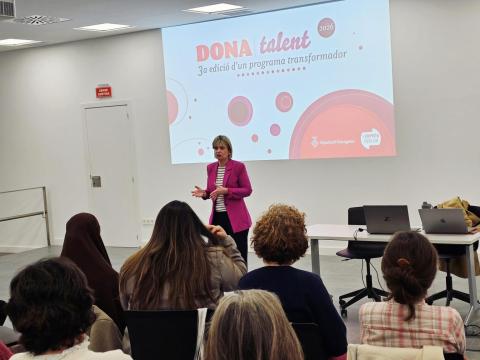 La presidenta de la Diputació, Noemí Llauradó, durant la inauguració de DONA Talent