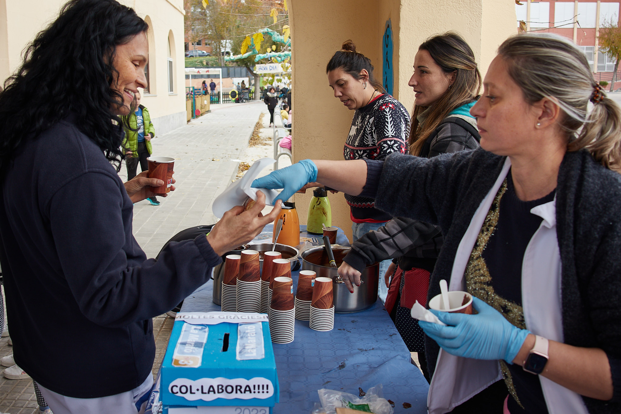 EL CEE SAnt Rafael va organitzar una xocolatada per recpatar diners per la Marató