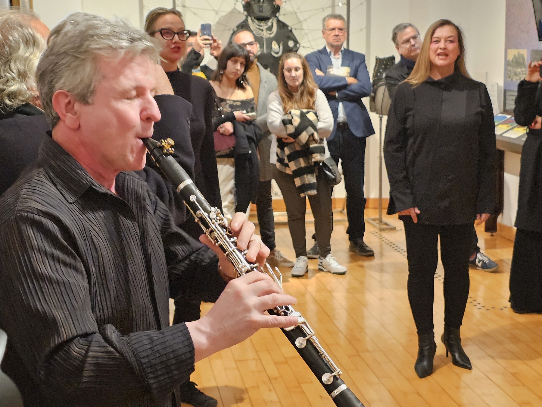 L'acció artística ha comptat amb música en directe.