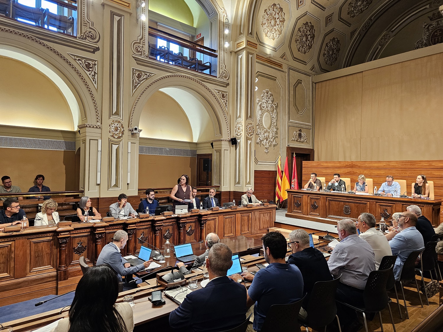 La diputada d'Infraestructures del Territori, Iris Castell, durant la seva intervenció al ple d'aquest divendres
