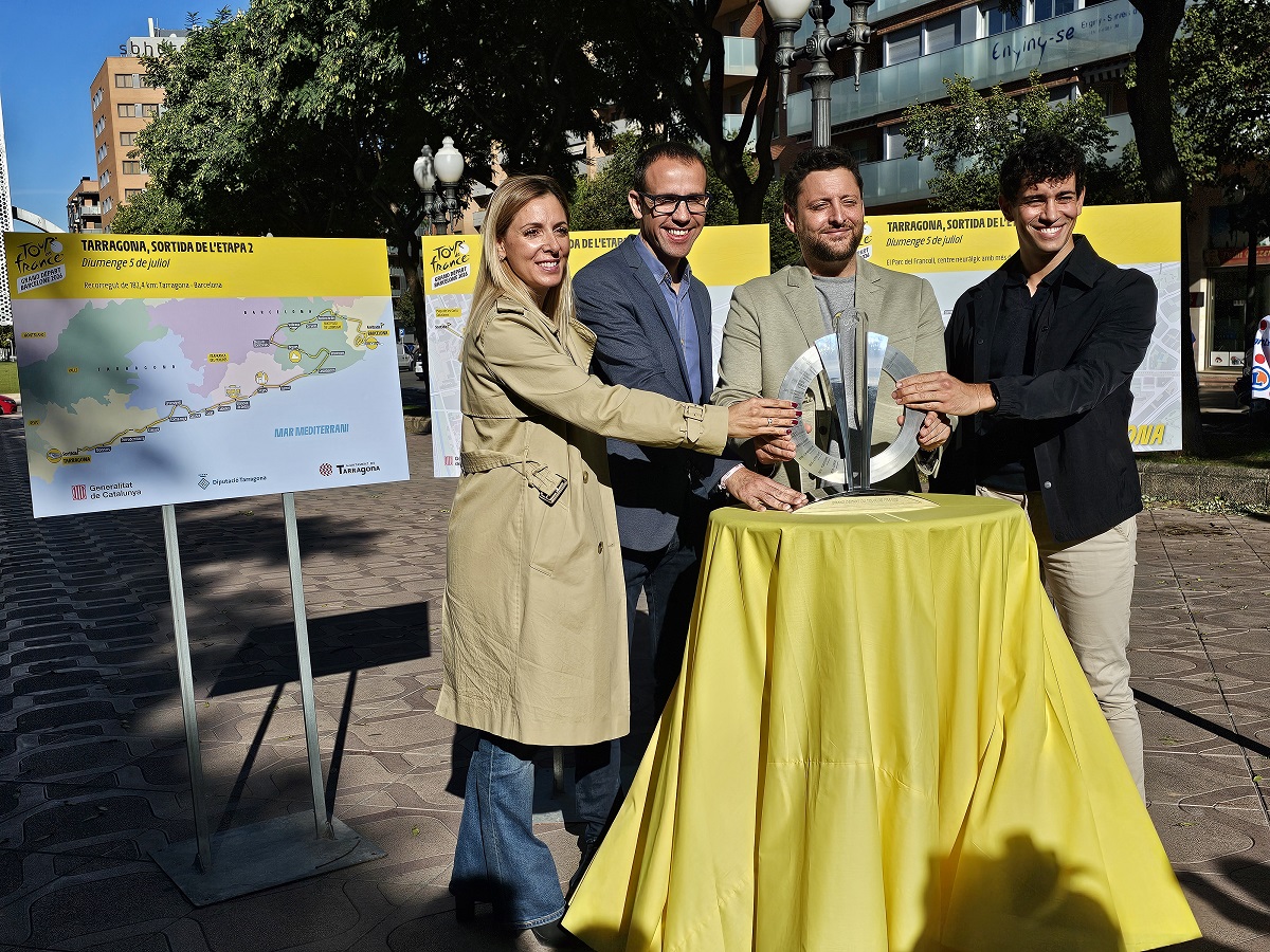 Presentació del pas del Tour amb el trofeu oficial de la prova
