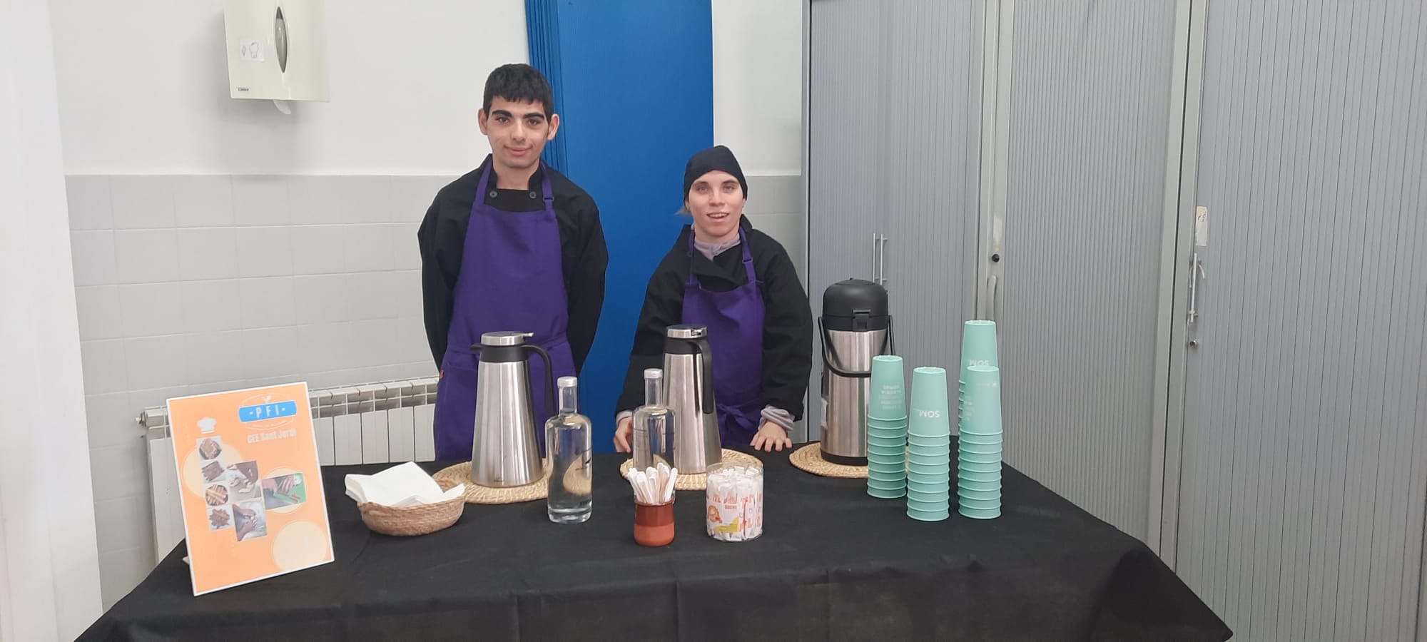 L'alumnat del rograma de Formació i Inserció d’Auxiliar de Cuina del CEE Sant Jordi a punt de servir l'esmorzar