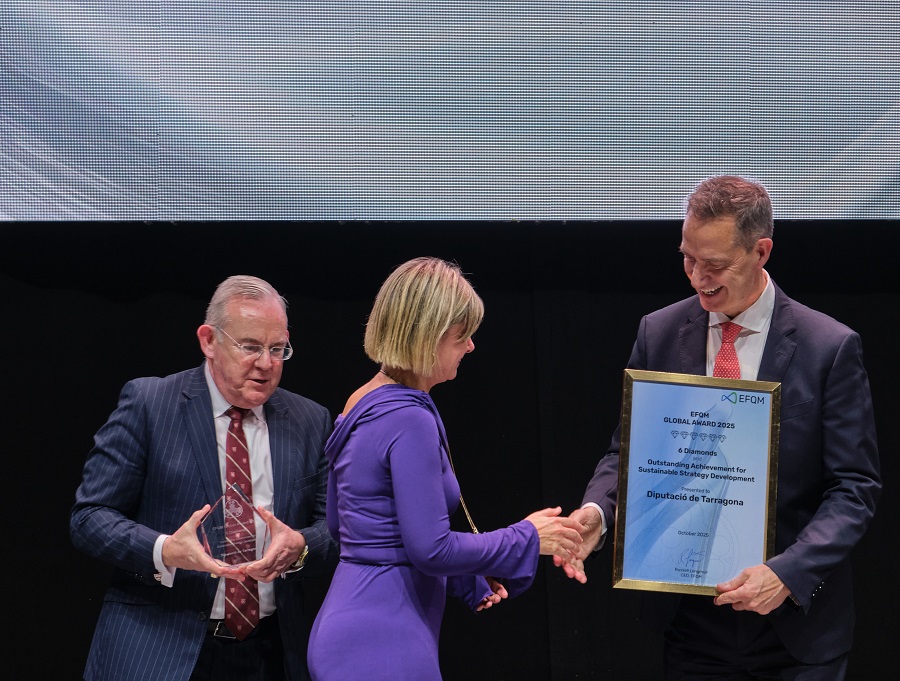 La presidenta de la Diputació, Noemí Llauradó, recull el guardó 6 diamants