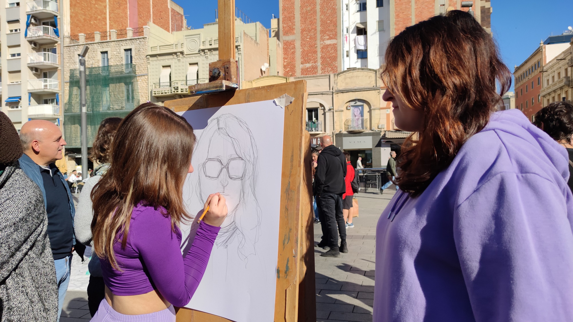 L’Escola d’Art i Disseny de la Diputació a Tarragona ha tornat a sortir al carrer aquest dimecres per acostar el dibuix a la ciutadania