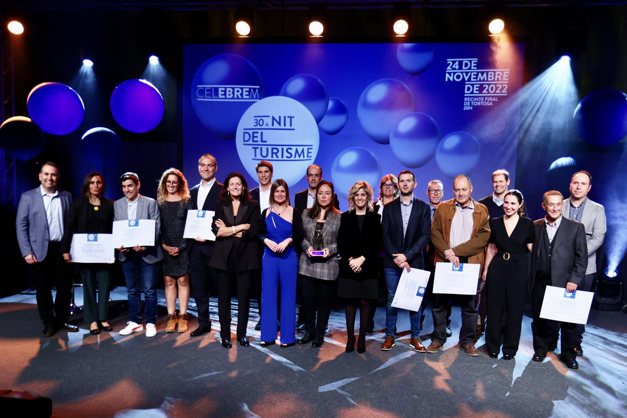 Foto de família dels guardonats a la 30a Nit del Turisme