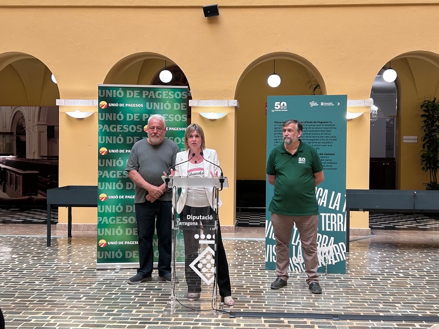 La presidenta de la Diputació de Tarragona, Noemí Llauradó, amb el coordinador territorial al Camp de Tarragona de la Unió de Pagesos, Pere Guinovart, i el coordinador general de la Unió de Pagesos, Joan Caball, i