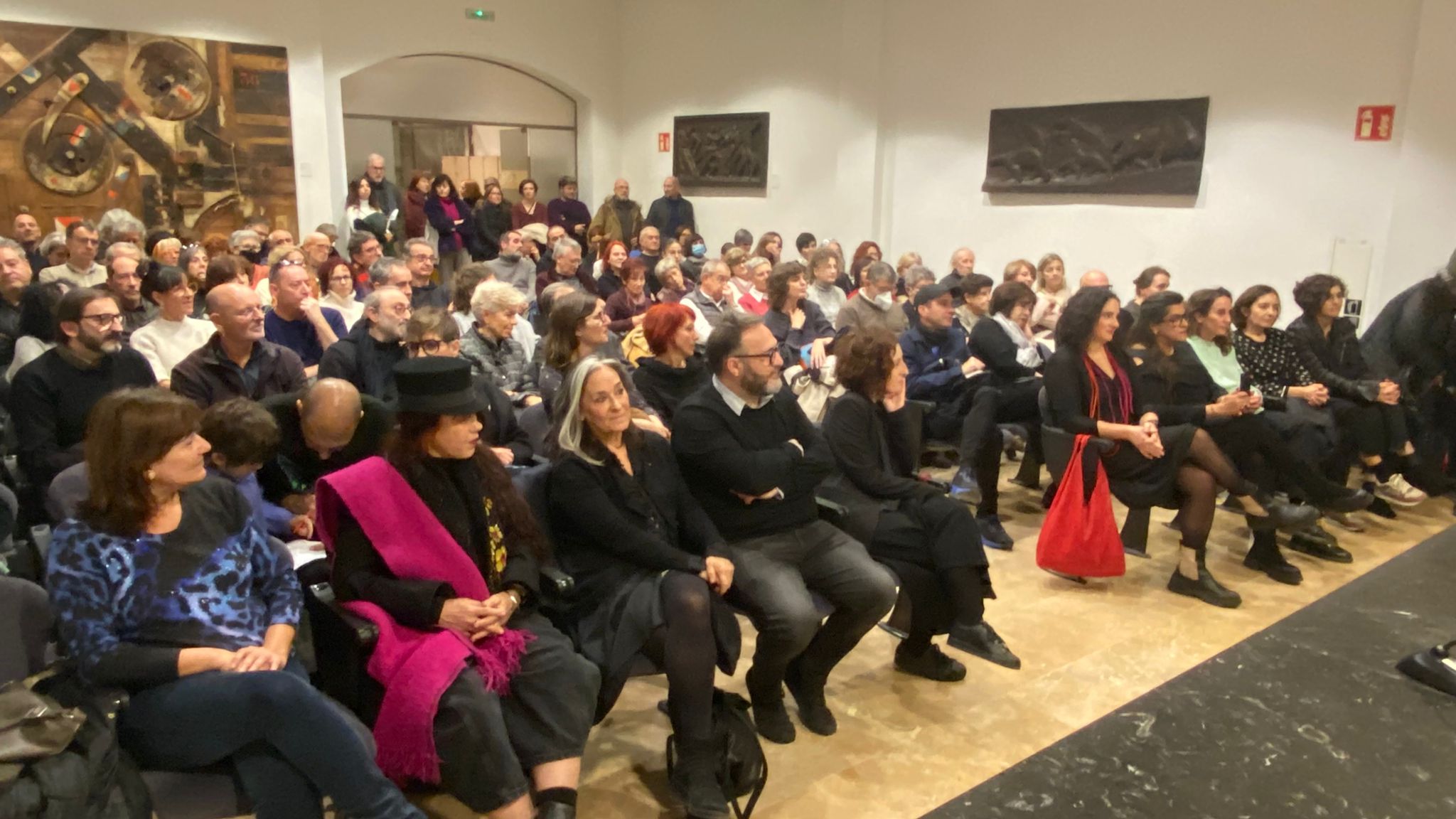 La sala del MAMT plena de gom a gom en l'acte inaugural