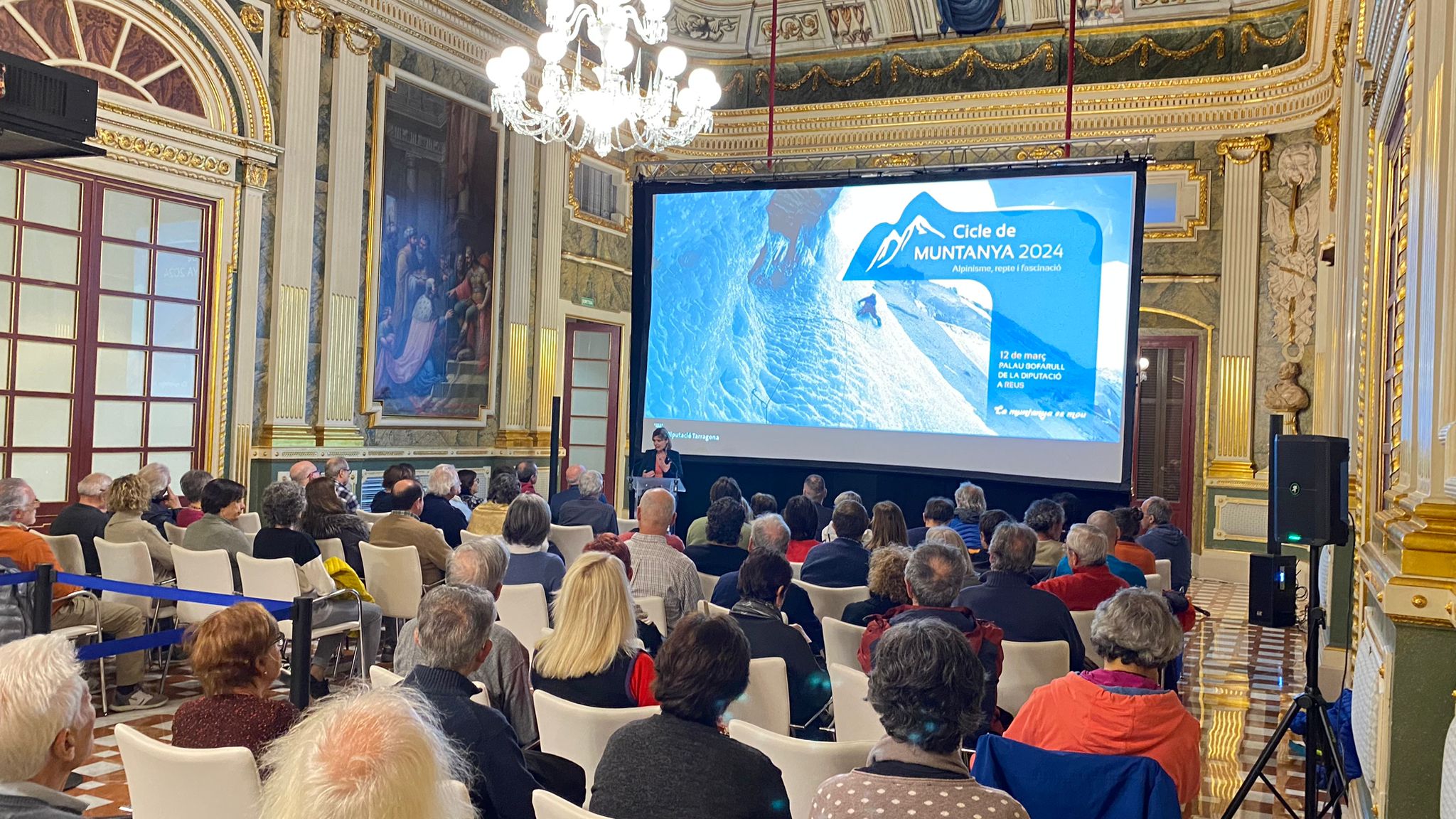 El Saló noble del Palau Bofarull es converteix en una sala de cinema per al cicle de Muntanya