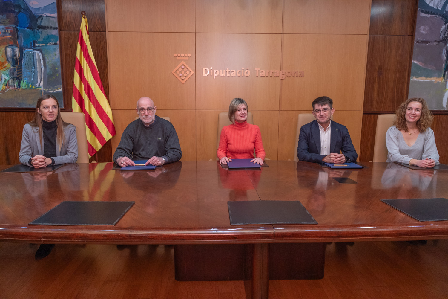 D'esquerra a dreta, la diputada d'Innovació i Tecnologia, Marta Ventura; l'abat de Poblet, Octavi Vilà; la presidenta de la Diputació, Noemí Llauradó; el rector de la URV, Josep Pallarès, i la directora de l'Arxiu Montserrat Tarradellas i Macià, Núria Gavarró