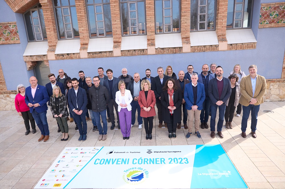 Fotografia de tots les signants del Conveni Corner 2023 - Terres de l'Ebre