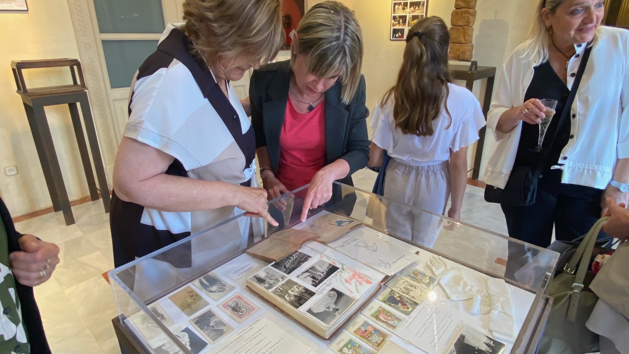 La presidenta visitant l'exposició