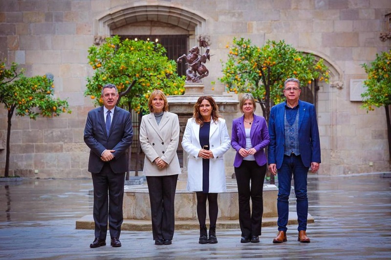 Foto dels presidents i presidentes de les Diputacions catalanes amb la consellera de la Presidència