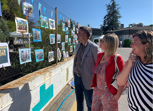 La presidenta, el diputat i la directora, visitant l'exposició de fotografies