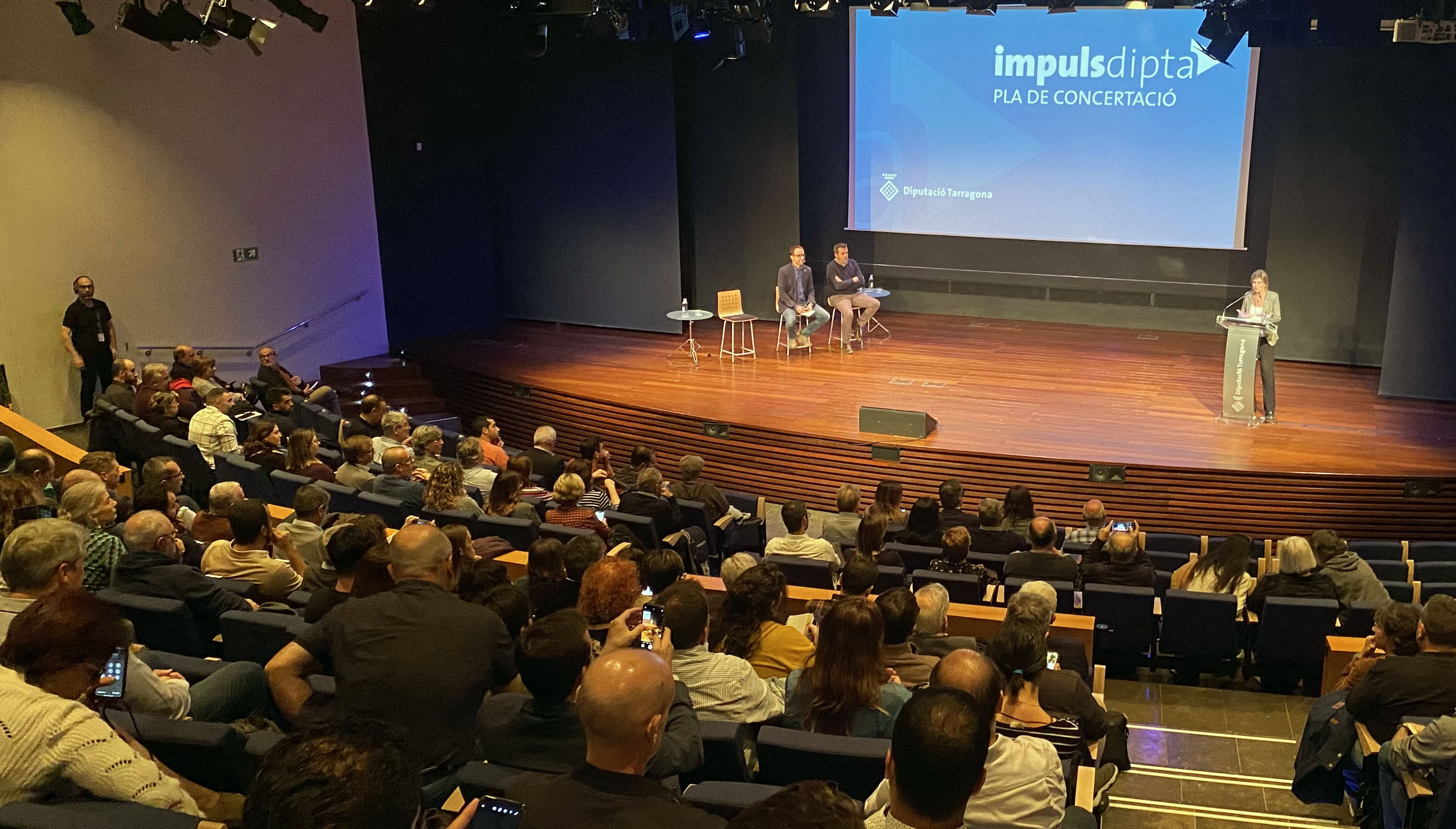 Els alcaldes i alcaldesses del Camp de Tarragona i del Baix Penedès omplen l'Auditori Diputació