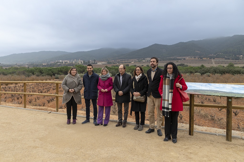 Al mirador panoràmic amb vistes al monestir