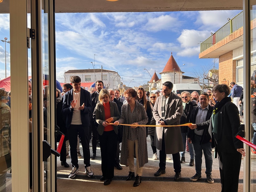 La presidenta de la Diputació i l'alcaldessa Agnès Ferré durant la inauguració del pavelló