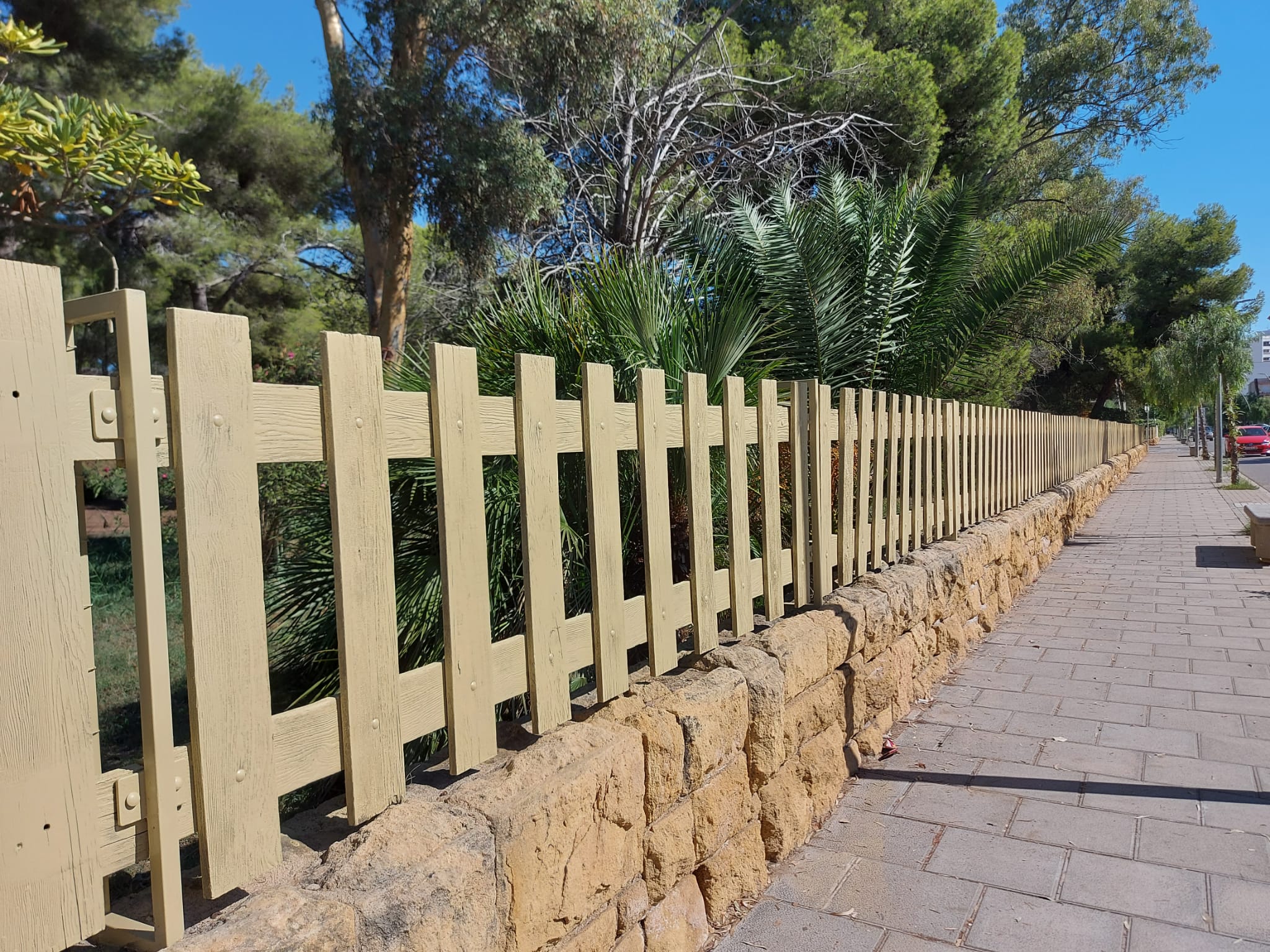 A l’Avinguda Palfuriana del Vendrell, la Diputació  també ha rehabilitat una tanca perimetral de fusta, de 751 metres de llargada, que delimita les instal·lacions del Complex de Santa Maria del Mar i del Diver Parc Lúdic 